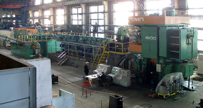 Montaje de la línea automatizada en base de prensa de estampado  caliente con esfuerzo de 1600 tf para la fabricación de piezas forjadas anulares